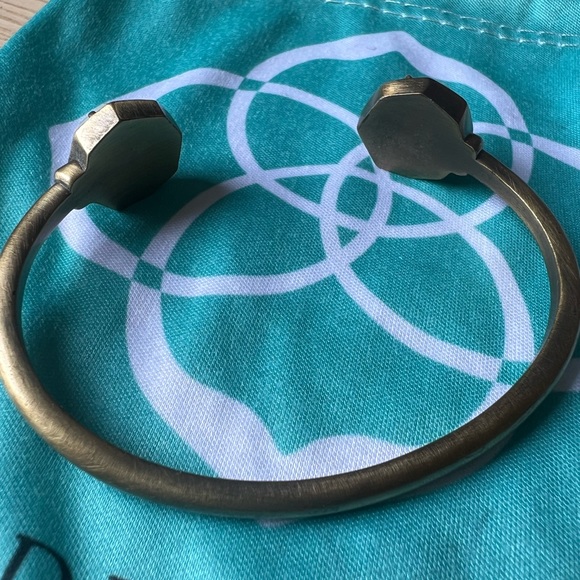 Kendra Scott Brinkley Bracelet Cuff in Antique Brass with White Banded Agate - Picture 5 of 6